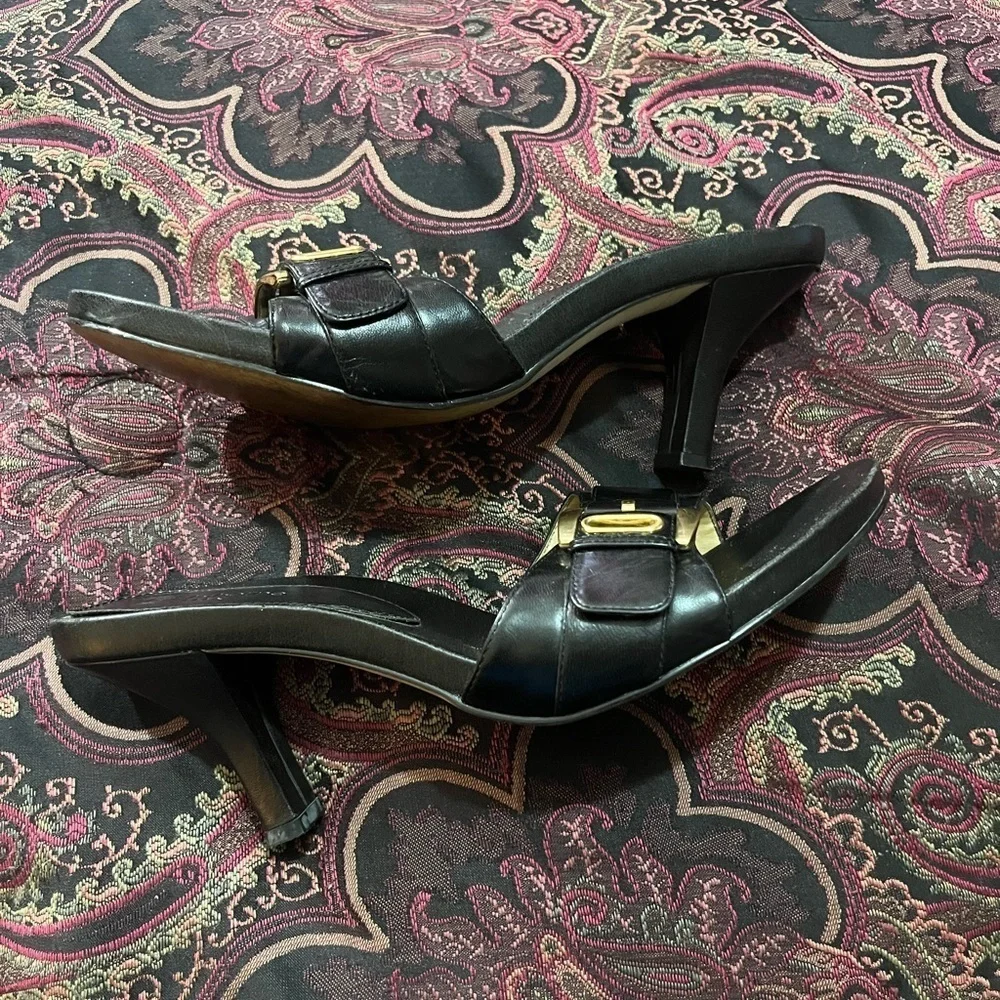 Liz Claiborne Flex Sandals size 8 1/2 leather upper in great condition.